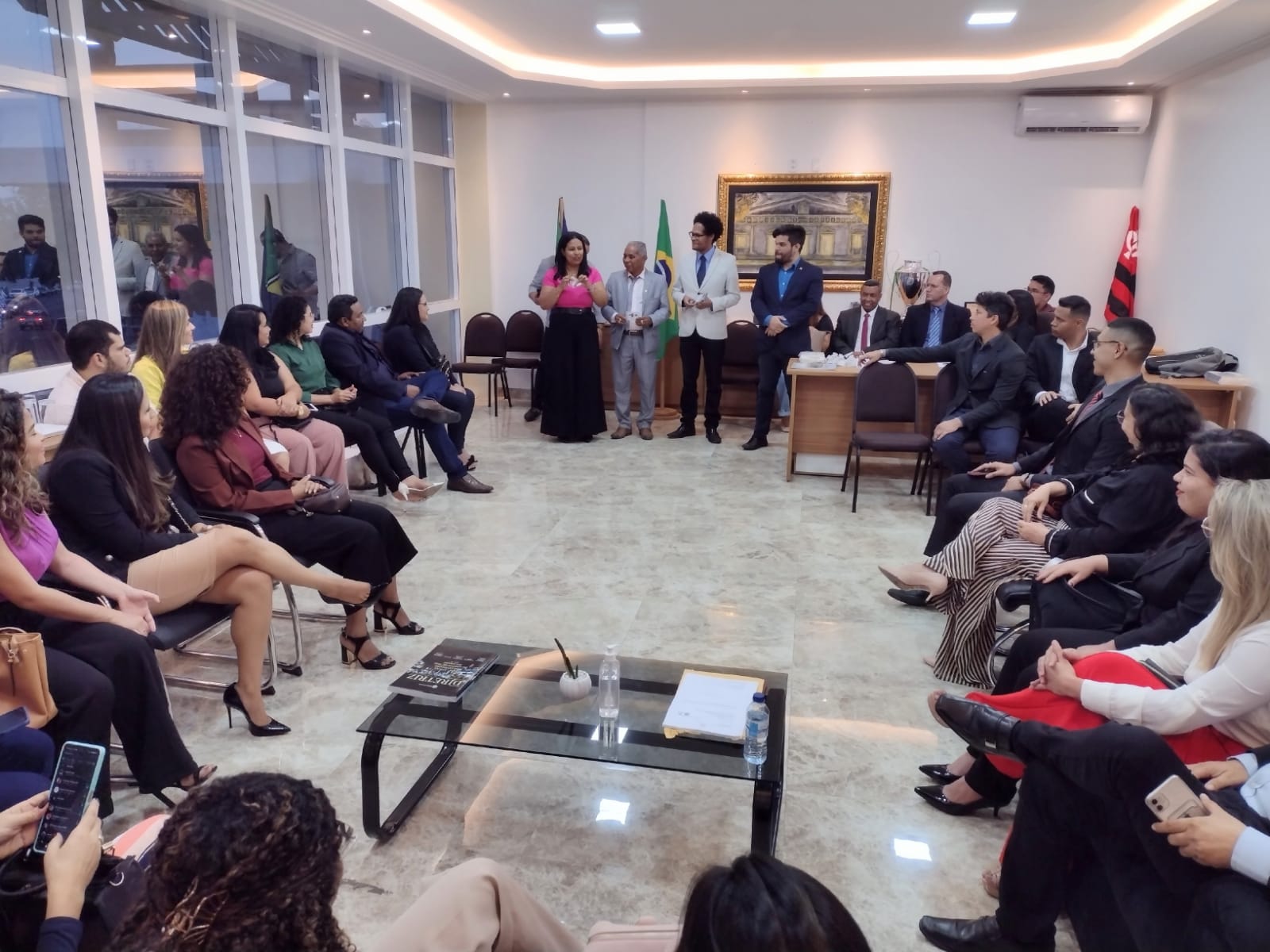 OAB-AP realiza a entrega de 49 carteiras provisórias a novos advogados e advogadas